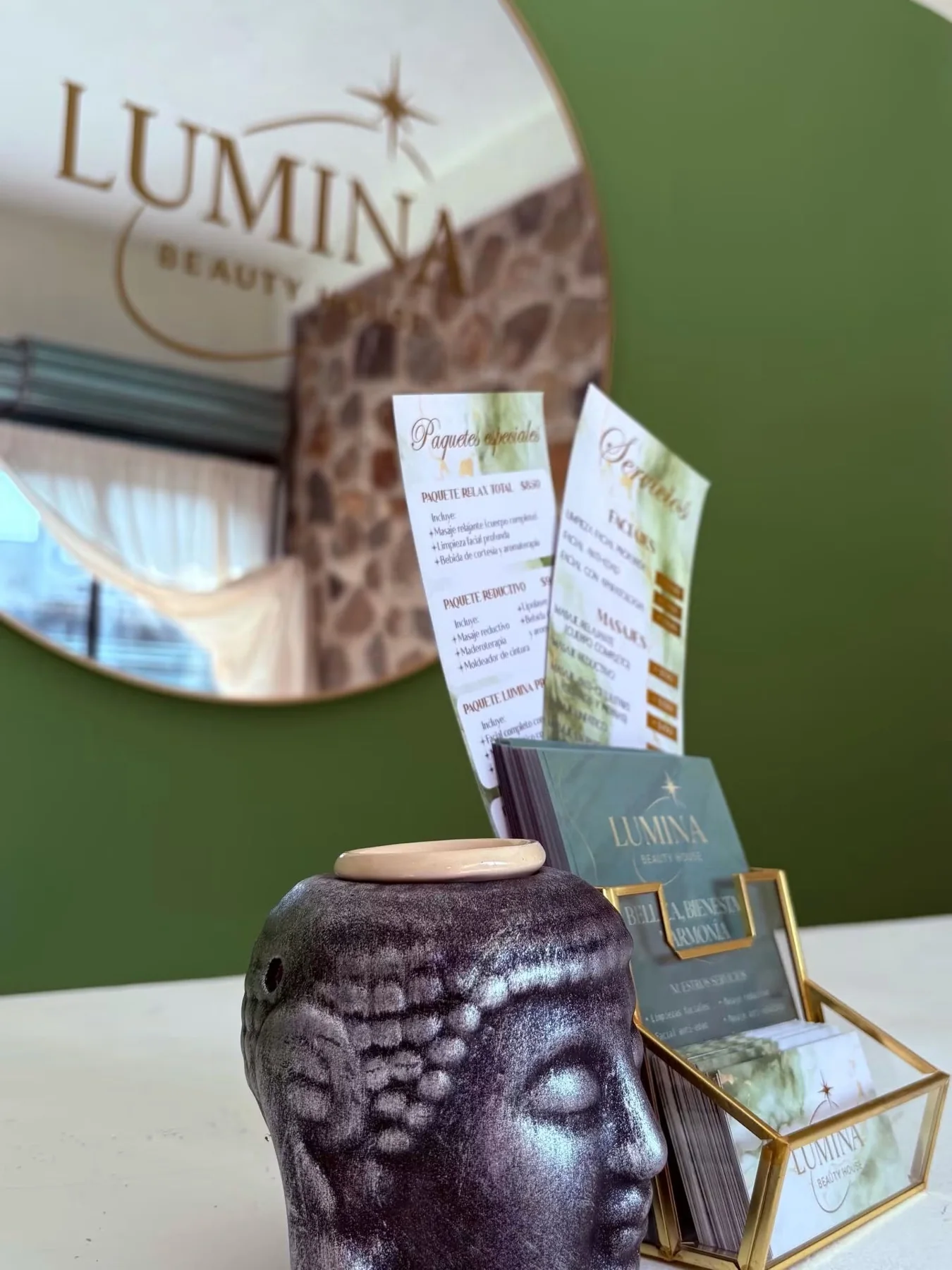 Interior de Lumina Spa con decoración verde y materiales de la marca